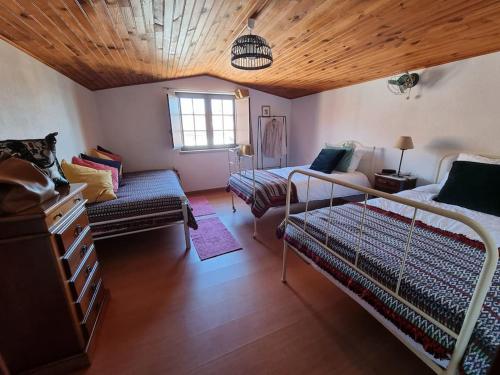 a room with two bunk beds and a couch at Casa da Avó Ana - Peroviseu - Serra da Gardunha - Serra da Estrela in Pêro Viseu