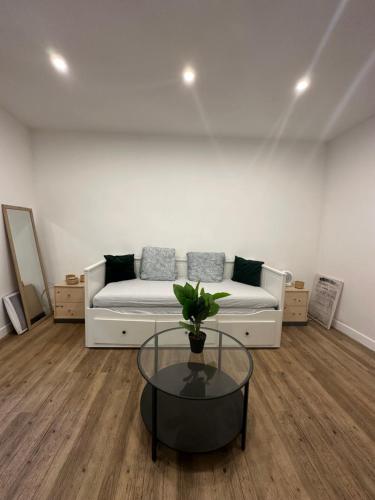 un salon avec un canapé et une table en verre dans l'établissement Cosy studio, à Marseille