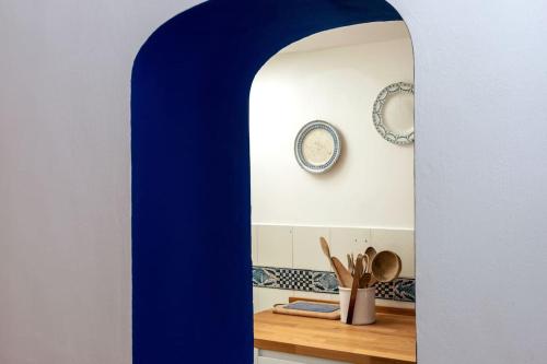 arco blu in cucina con parete blu di Casa La Scaletta, Capri a Capri