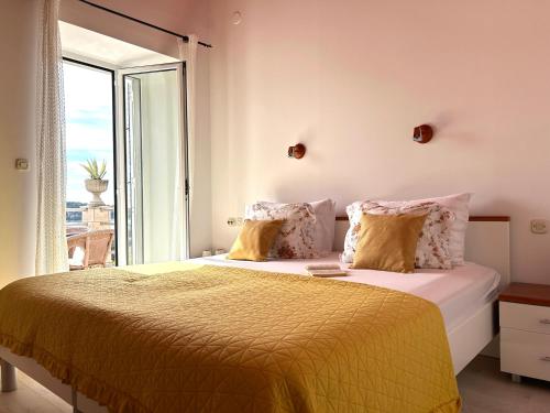 - une chambre avec un lit et une grande fenêtre dans l'établissement Apartment Dino, à Lopud