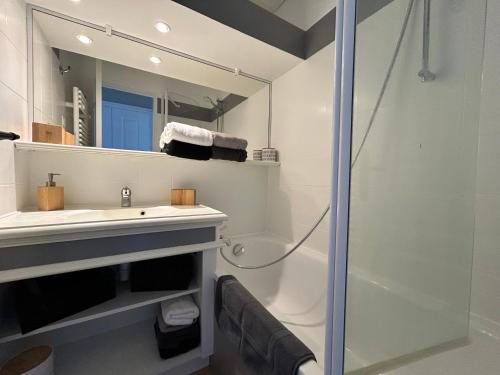 une salle de bain avec un lavabo et une douche dans l'établissement Les Restanques 2036 rez jardin Jonquilles, à Grimaud