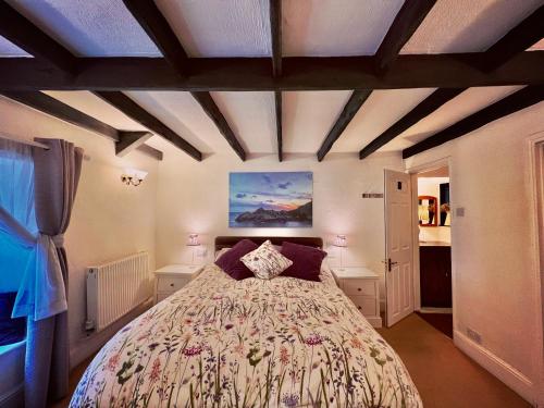 um quarto com uma cama grande num quarto em The Cottage Bed & Breakfast em Polperro