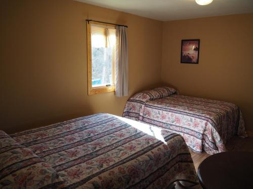 En eller flere senge i et værelse på New! Village Of Hope - All 6 Cabins