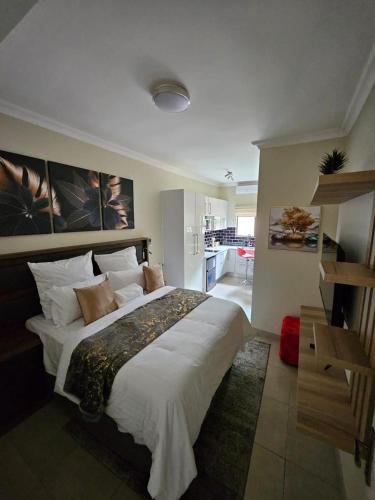 een slaapkamer met een groot bed in een kamer bij Fezeu's On Long Boutique Guest House in Johannesburg