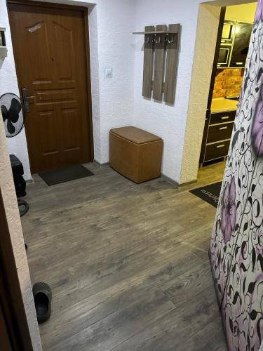 een hal met een deur en een doos ervoor bij Apartament na spokojnej wsi in Trzebiel