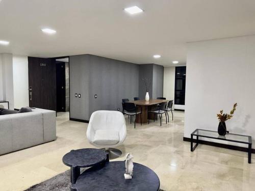ein Wohnzimmer mit einem Sofa und einem Tisch in der Unterkunft 1301 Luxury Penthouse, Poblado in Medellín