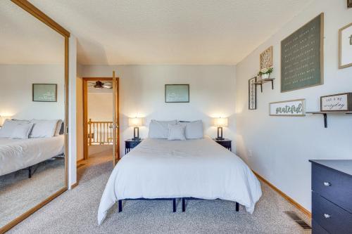 sypialnia z łóżkiem i tablicą na ścianie w obiekcie Pet-Friendly Colorado Springs Home with Mtn Views! w mieście Colorado Springs