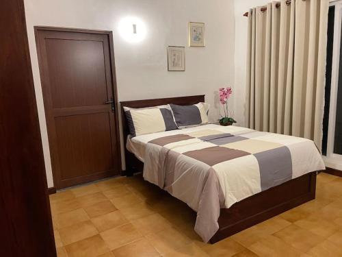 - une chambre avec un grand lit dans l'établissement Air conditioned 3 bed home!, à Nugegoda