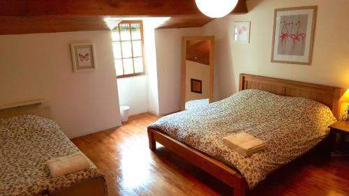 um quarto com 2 camas e um espelho em Spacious holiday home with pool in pretty village em Celles