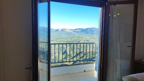 Habitación con balcón con vistas a las montañas. en Casa Jose Comares -Beautiful village house- JACUZZI INCLUDED-views-BBQ-aircon-WIFI, en Comares