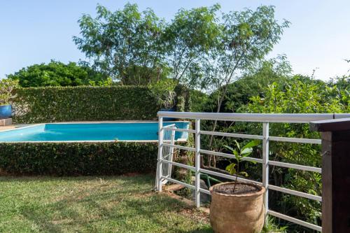 una valla blanca junto a una piscina en Vista panorâmica e praia a pé. en Búzios