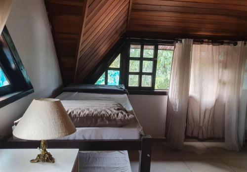 una camera con un letto e una lampada su un tavolo di Home Pousada Residence a Curitiba