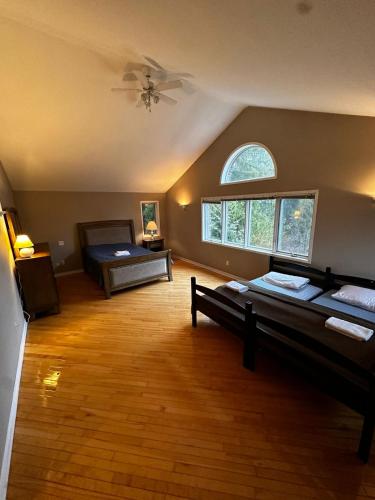 Stylish and Spacious Master Bedroom Suite for 3-5 Members P4a في بيكرينغ: غرفة كبيرة بسريرين ونافذة