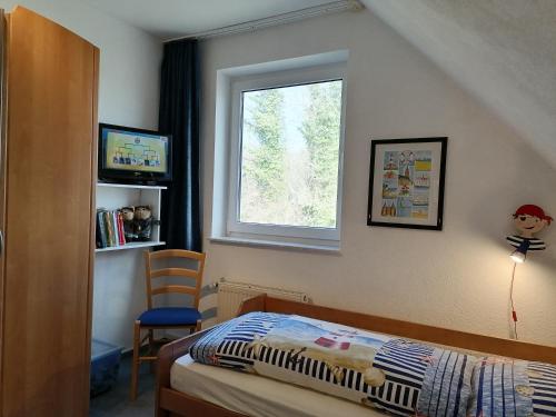 グレーミッツにあるGilde-Residenz App. 7のベッドルーム(ベッド1台、窓付)