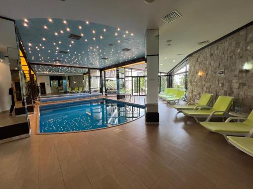Πισίνα στο ή κοντά στο Luxury Studio in Alpinе Lodge FREE SPA