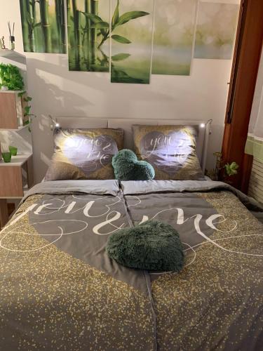 a bedroom with a bed with two stuffed animals on it at Ferienwohnung Studio Bella Verde in Lesa