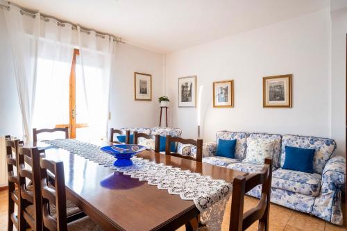 uma sala de jantar com mesa e cadeiras em B&B il Salvi em Sassoferrato