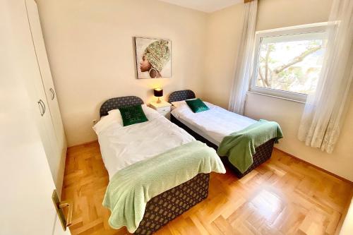 - 2 lits dans une chambre avec fenêtre dans l'établissement Apartment Nera Zadar, à Zadar