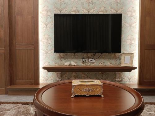 TV a/nebo společenská místnost v ubytování 瓦樣山巷台南玉井南科套房月租9900露營戶外婚禮