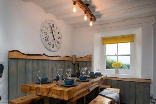 Φωτογραφία από το άλμπουμ του Farmhouse with Log Fire & On-Site Dog Field σε Bryn-crug