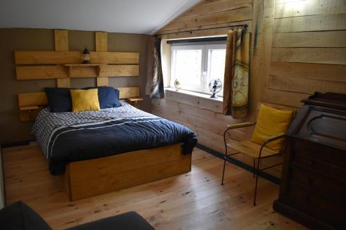 - une chambre avec un lit et une fenêtre dans l'établissement Gite cocon dans la forêt, à Philippeville