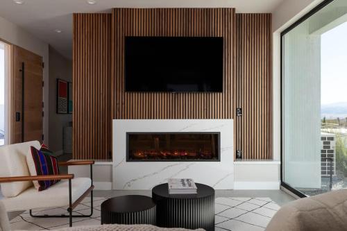 Una sala de estar con chimenea y televisión. en SkyDweller - Joshua Tree Modern, en Joshua Tree