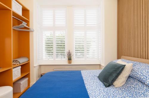 Una cama o camas en una habitación de The Lorelei Chic Urban Retreat with Terrace in Brighton