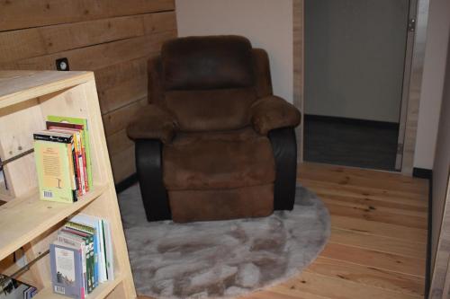 - un fauteuil inclinable brun dans le salon dans l'établissement Gite cocon dans la forêt, à Philippeville