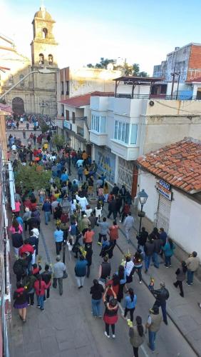 um grupo de pessoas em pé em torno de uma rua em Departamento em Tarija