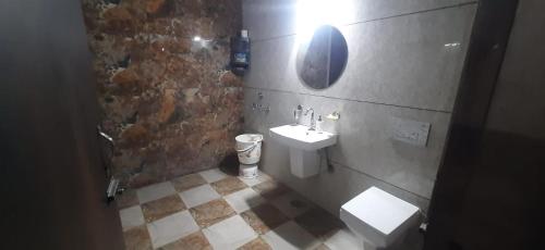 アムリトサルにあるPRABH HOMESTAYのバスルーム(洗面台、トイレ付)