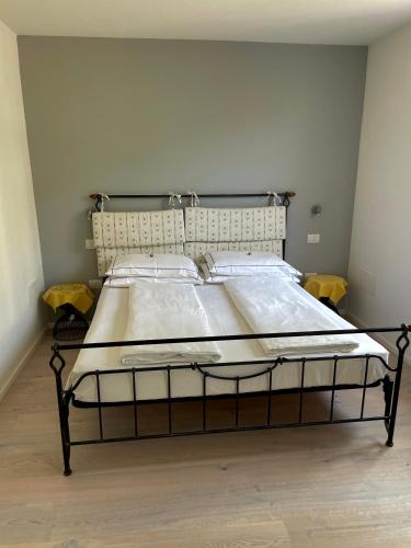 Un ou plusieurs lits dans un hébergement de l'établissement 1Dest - View & Chill Apartment