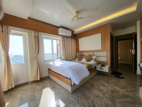 - une chambre avec un grand lit et une fenêtre dans l'établissement Anjani Suite, à Janakpur