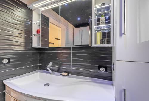 een keuken met een spoelbak en een koelkast bij Stunning Renovated 1-Bedroom Breathtaking View in Beausoleil