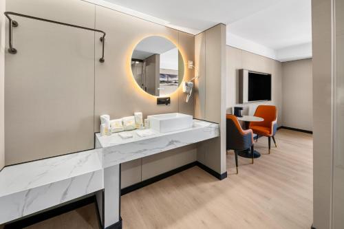 a bathroom with a sink and a mirror at Ly New York Hotel in College Point