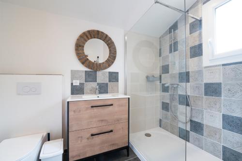 une salle de bain avec un lavabo et une douche avec un miroir dans l'établissement Studio Le Citronnier, à La Croix-Valmer