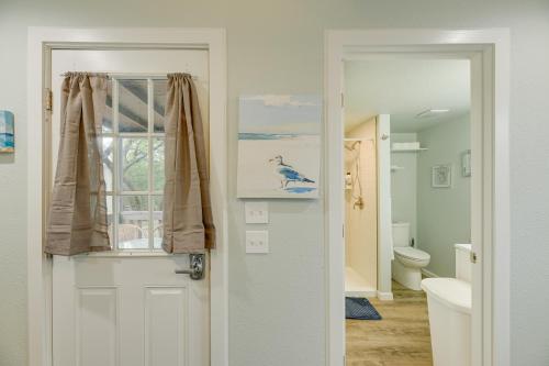 una puerta que conduce a un baño con ventana en 1 Mi to Rockport Beach Quaint Studio with Patio, en Rockport