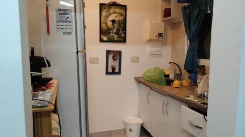 een keuken met een koelkast en een aanrecht bij Casa Quinta RAFAELA in Rafaela