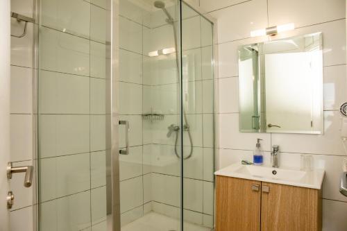 uma casa de banho com um chuveiro e um lavatório. em Hotel Hosteria Entre Lagos em Puyehue