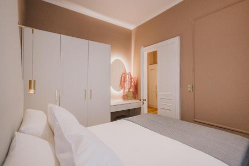 Postel nebo postele na pokoji v ubytování Mantzarou Suites by Corfu Collection