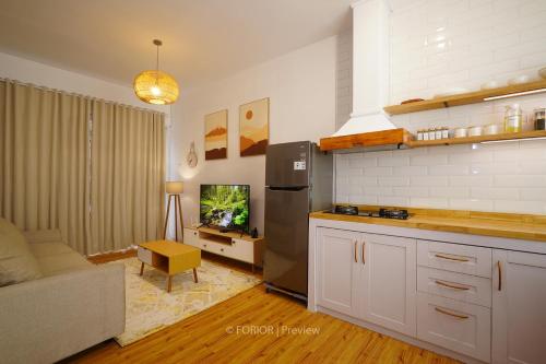 cocina con nevera y sala de estar. en RUMAH BIRU en Bandung