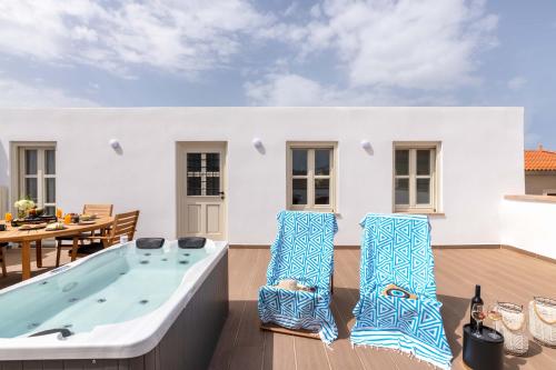 bañera de hidromasaje en la cubierta de una casa en Giustiniani Apartments, en Chios