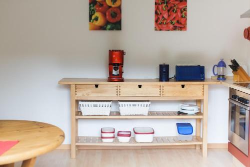 a wooden shelf in a kitchen with bowls on it at Ferienwohnung Spiegelberg in Spiegelberg