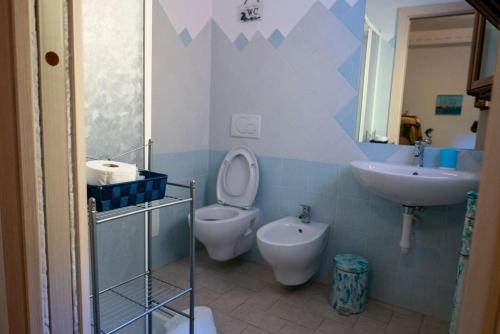 a bathroom with a toilet and a sink at Casa Stelle Marine in Palau