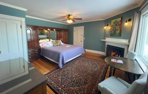 um quarto com uma cama e uma lareira em Saltair Inn Waterfront B&B em Bar Harbor