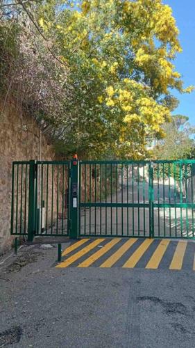une porte noire avec des bandes jaunes sur son côté dans l'établissement 3 Pièces avec grand Jardin, à Cannes