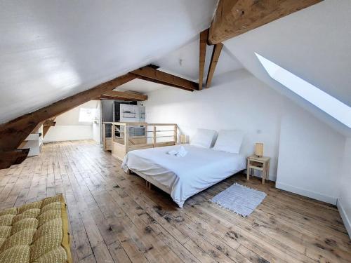 1 dormitorio con 1 cama blanca en el ático en [L'Abbat-Jour] Le Massey • Calme • Lumineux, en Tarbes