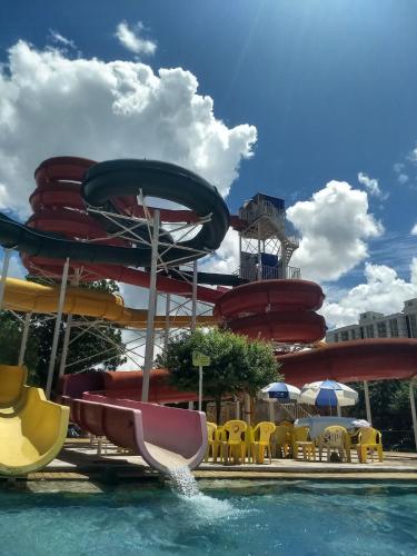 a water park with a water slide and a pool at Lacqua Diroma 1 2 3 4 5 in Caldas Novas