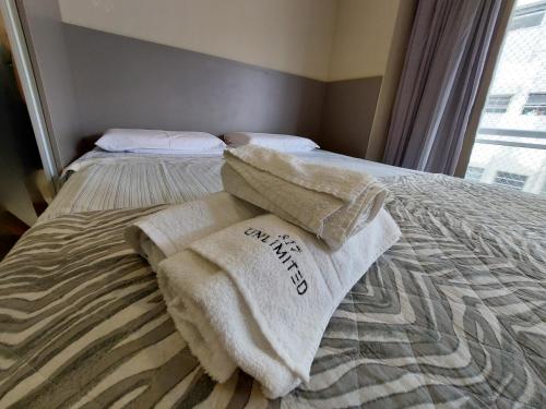 a bedroom with two towels on a bed at Book Santos Unlimited 817 Elegancia Vista Mar in Santos