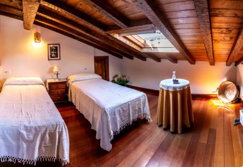 1 dormitorio con 2 camas y techo de madera en Casa del tablao, en La Alberca