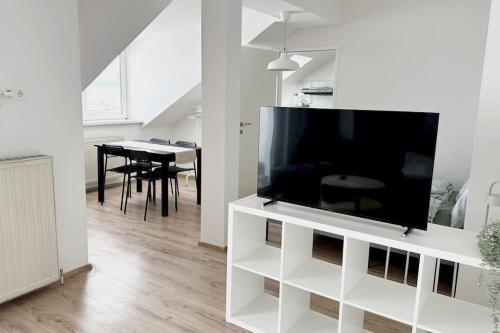Cozy & New with Balcony View